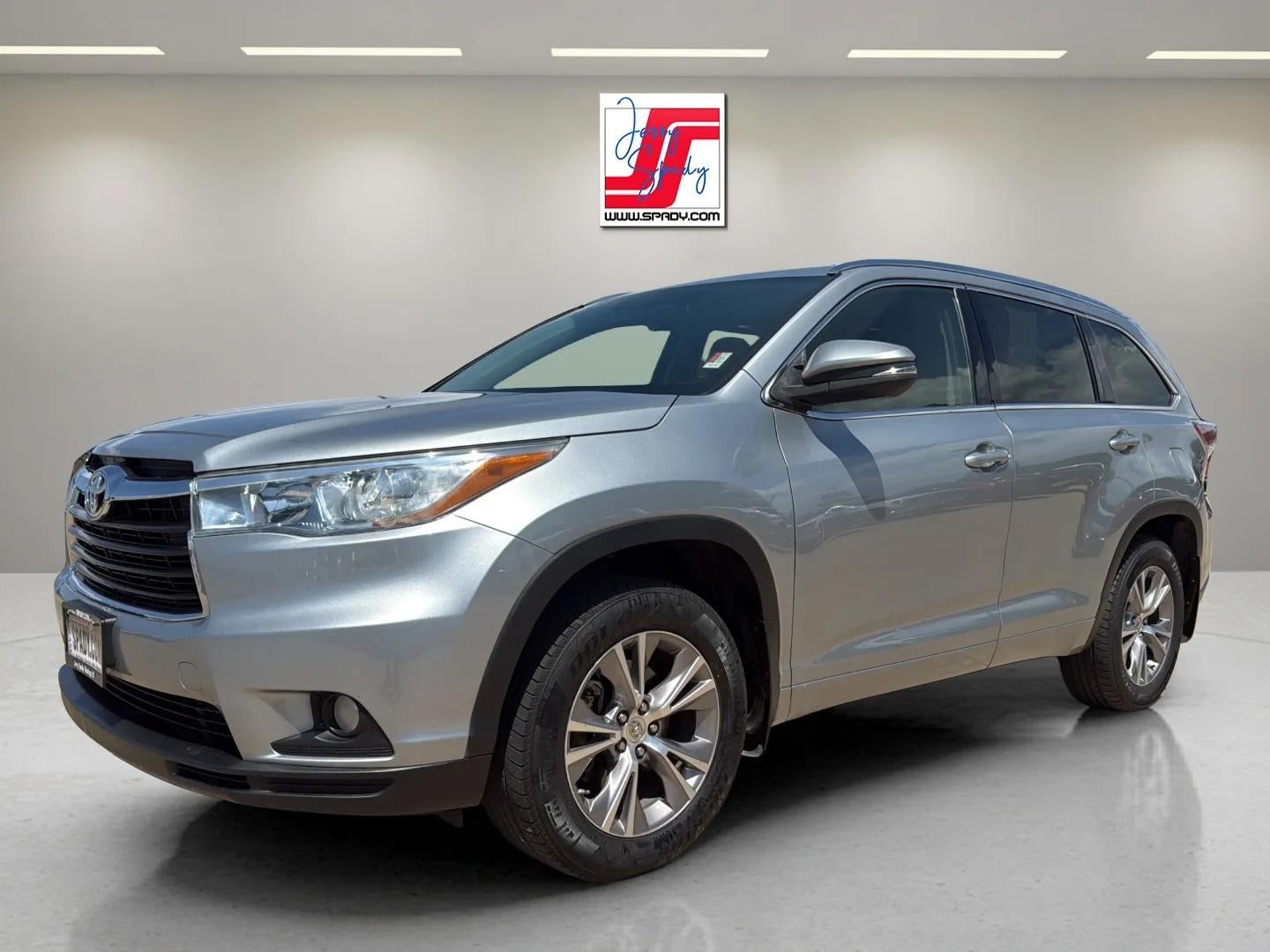 2015 Toyota Highlander XLE in Silver — front three-quarter view